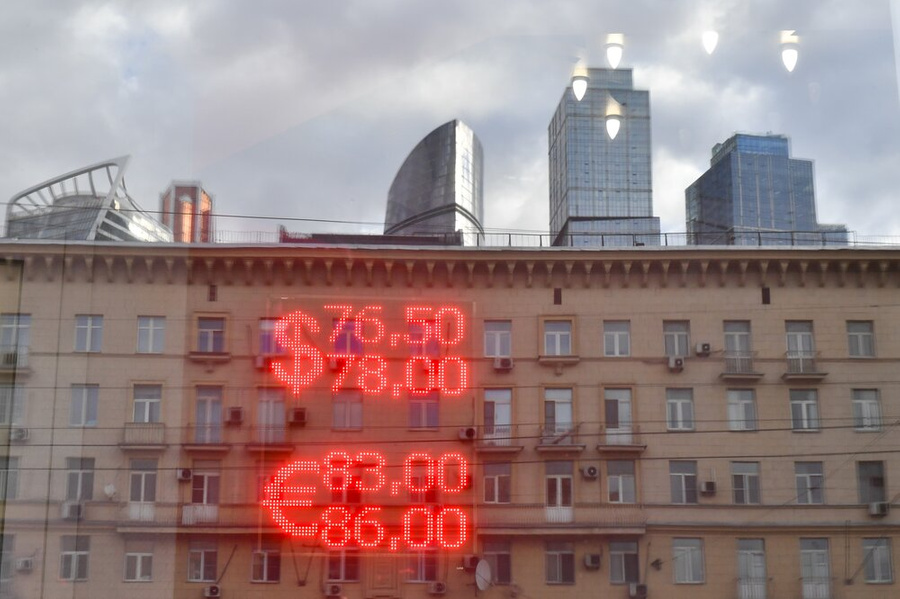 Курс доллара стал резко снижаться. Обложка © Агентство городских новостей "Москва" / Сергей Киселёв