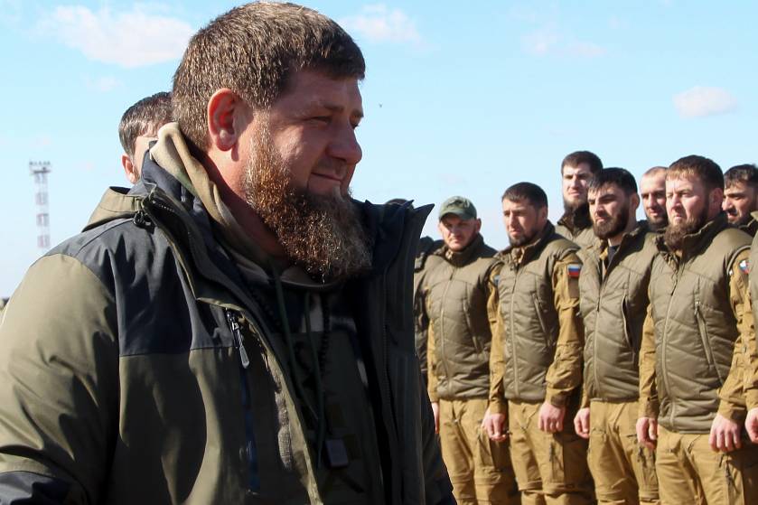 Глава Чечни Рамзан Кадыров с бойцами СВО. Обложка © ТАСС / AP Photo / Musa Sadulayev