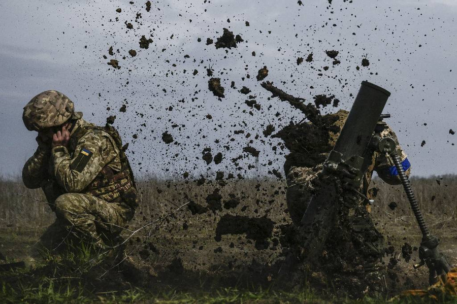 Украинские военные ведут огонь в направлении города Угледара. Фото © Getty Images / Anadolu Agency