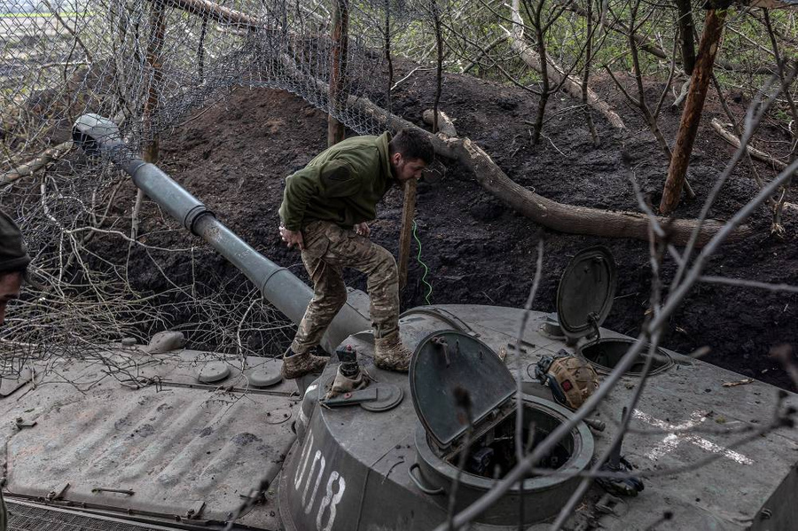 Военнослужащий ВСУ на укреплённой позиции в окрестностях Артёмовска. Фото © Getty Images / Anadolu Agency / Diego Herrera Carcedo