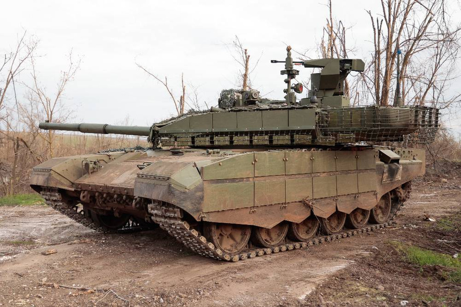 Российский танк Т-90МС на освобождённой части Артёмовска. Обложка © ТАСС / Валентин Спринчак