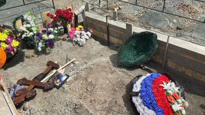 Разрубили крест, распороли флаг: Могилу погибшего в Артёмовске бойца "Вагнера" осквернили в Приморье