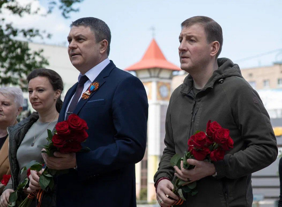 Кузнецова, Пасечник и Турчак возложили цветы к монументу "Они отстояли Родину".Фото © Telegram / Андрей Турчак