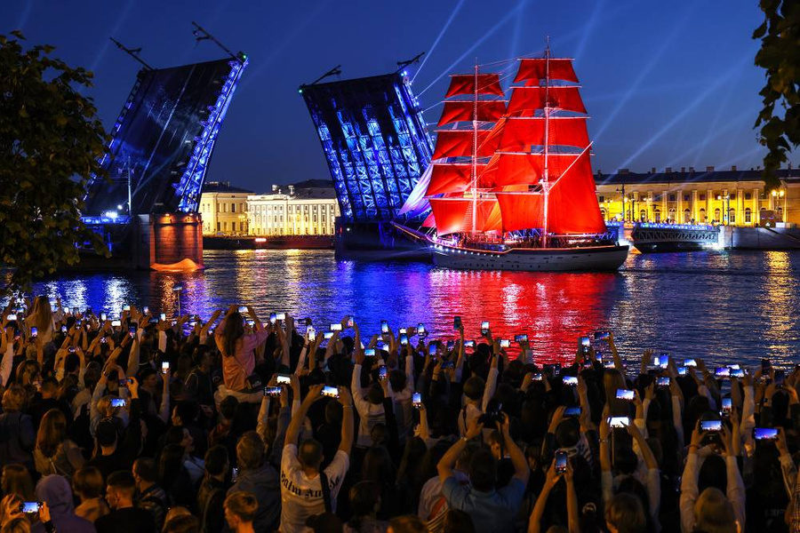 Фестиваль "Алые паруса" — одно из самых ярких событий июня. Фото © ТАСС / Пётр Ковалёв