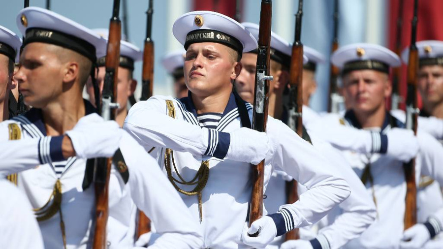 <p>Военнослужащие во время военно-морского парада в честь Дня ВМФ России. Обложка © ТАСС / Сергей Мальгавко</p>