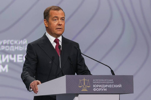 Медведев поддержал идею Ирана, чтобы страны под санкциями объединились в "клуб"