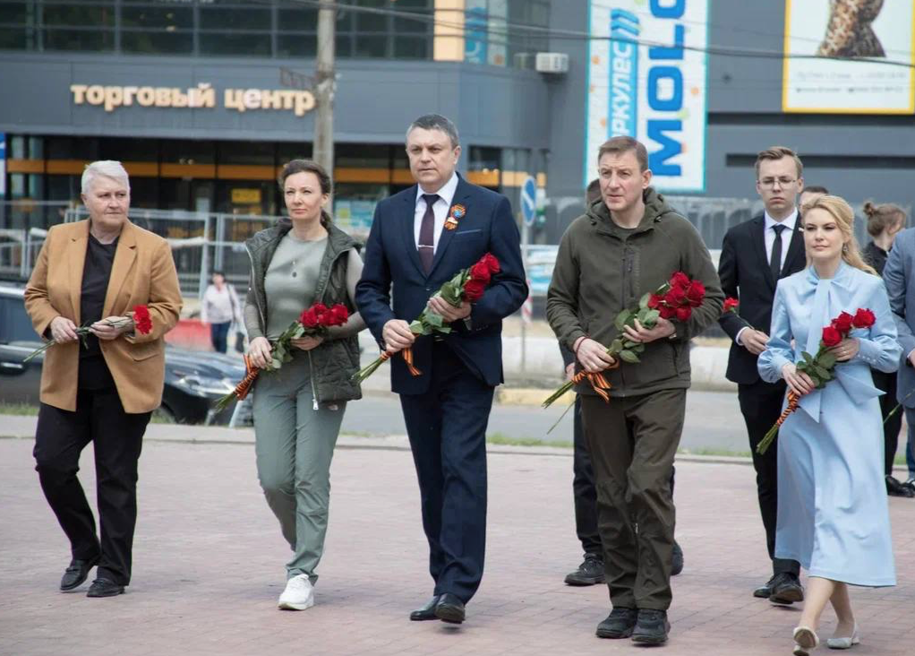 На монументе в Луганске выгравирована фраза: "Если в душе твоей Родина есть, встать на защиту её — это честь!" Фото © Telegram / Андрей Турчак