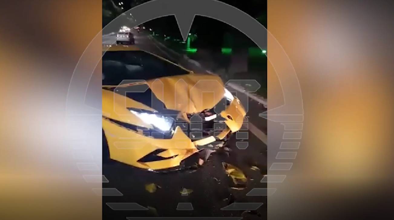 В центре Сочи Lamborghini Aventador разворотило капот после столкновения с деревом