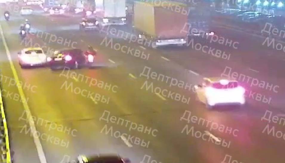 Авария с участием двух автомобилей и мотоцикла на МКАД попала на видео