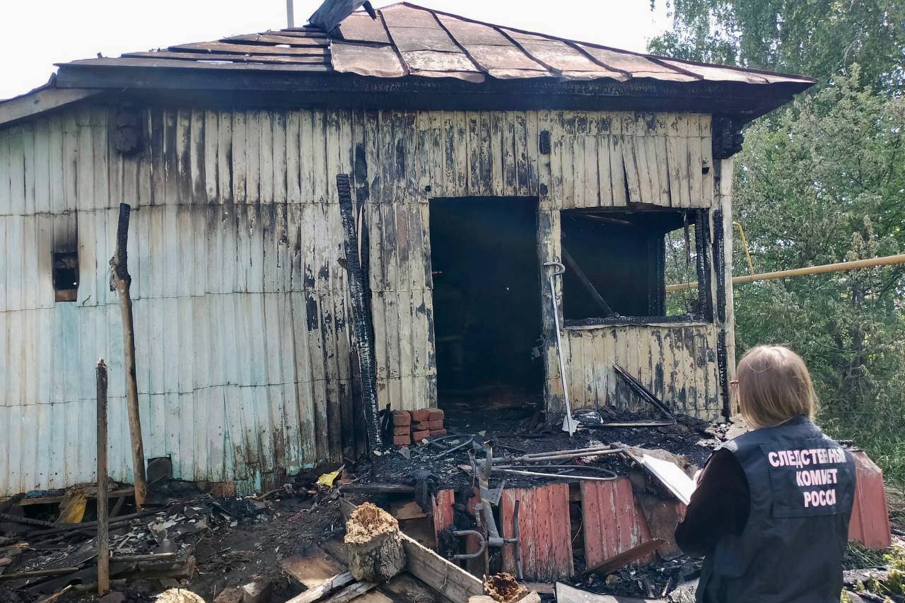 Двое маленьких детей погибли при пожаре в частном доме под Саратовом