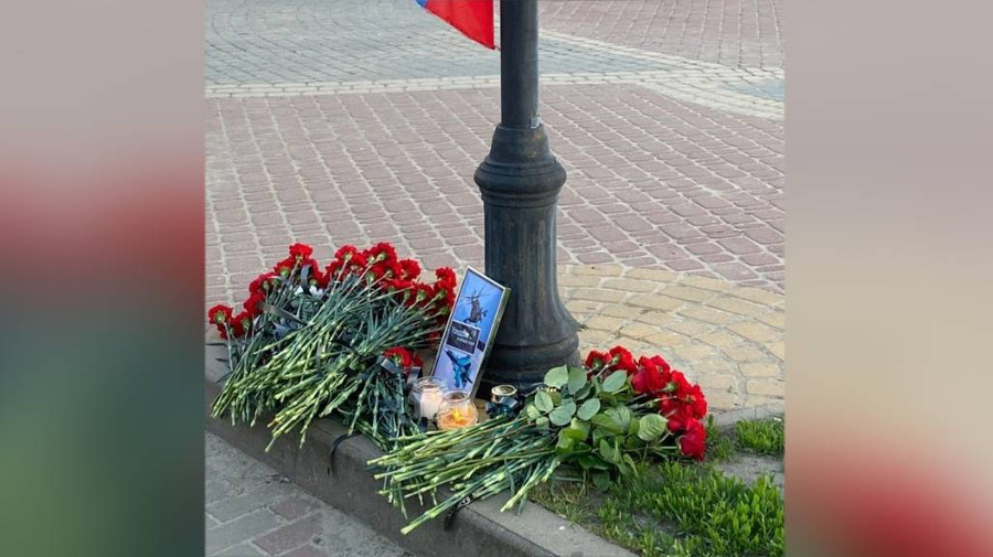 Жители города Клинцы в Брянской области несут цветы в память о погибших лётчиках. Фото © VK / Клинцы.ИНФО – информационно-деловой портал