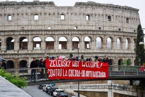 "Здесь тебе не рады": Жители Рима встретили Зеленского акцией протеста у Колизея