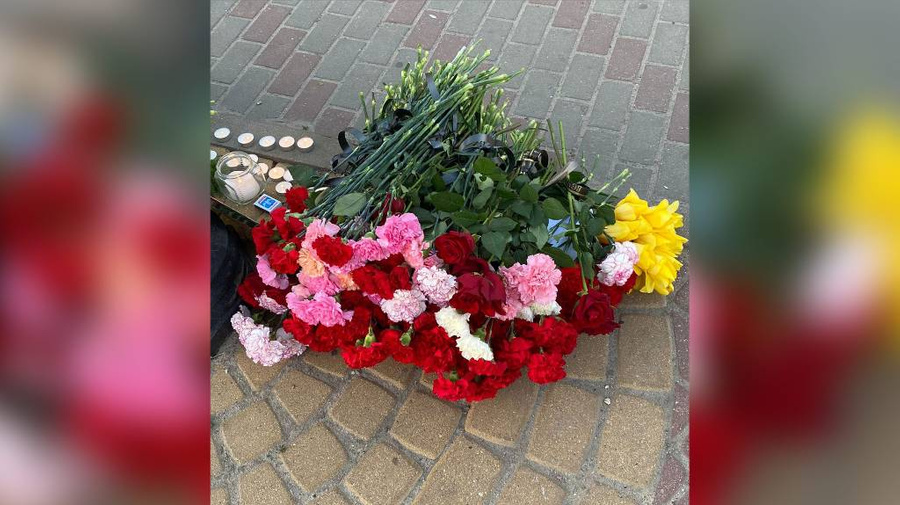 Жители города Клинцы в Брянской области несут цветы в память о погибших лётчиках. Фото © VK / Клинцы.ИНФО – информационно-деловой портал