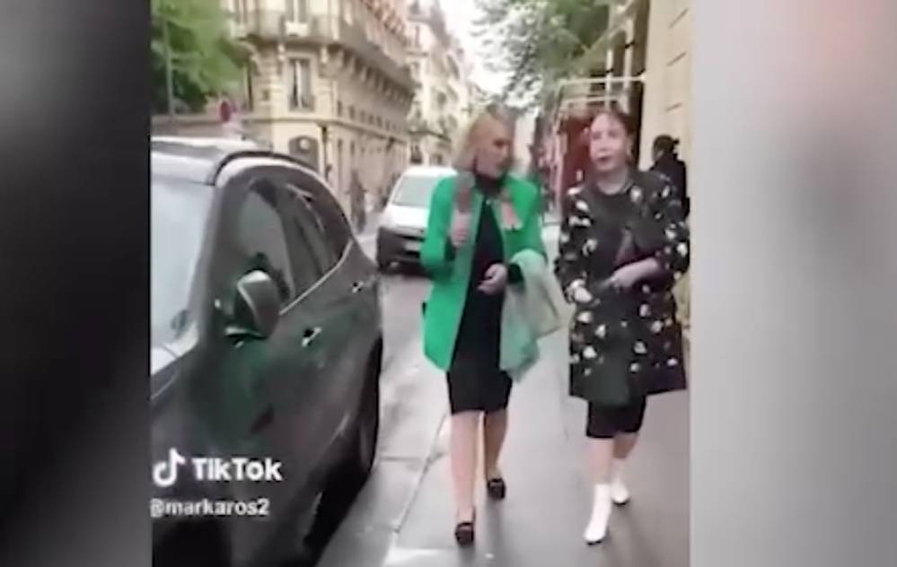 Украинский беженец накинулся на женщину в Париже из-за георгиевской ленточки
