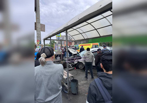 В Челябинске машина влетела в остановку после столкновения с другим авто