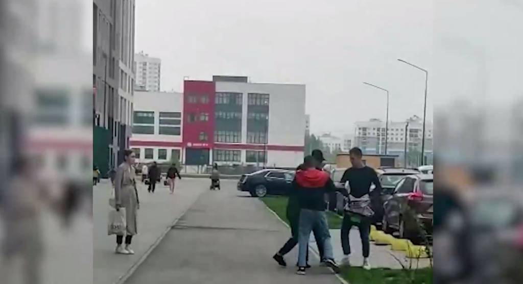 Помогли прохожие: На Урале директор магазина вступила в бой за украденные шоколадки