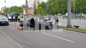 В Москве водитель LADA Priora протаранил столб и погиб
