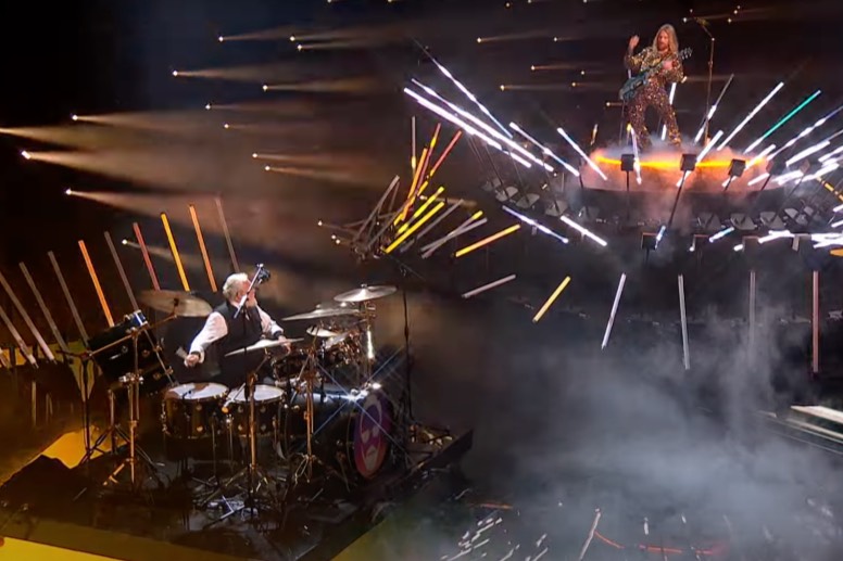 Барабанщик Queen Роджер Тейлор и певец Сэм Райдер. Обложка © YouTube / Eurovision Song Contest