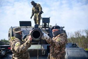 Зеленский потребовал снять все ограничения на поставку Киеву оружия