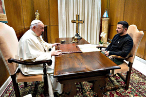 В поведении Зеленского на встрече с папой римским усмотрели бестактность