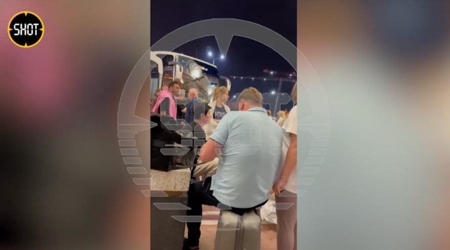 Лайф публикует видео из аэропорта в Анталье, где застряли 700 туристов из России