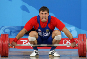 Российских чемпионов-тяжелоатлетов дисквалифицировали за допинг в пробах 10-летней давности