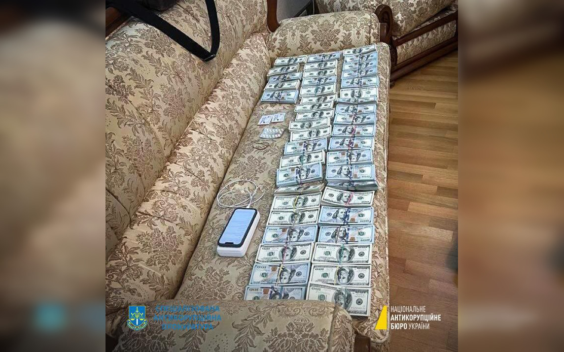 Деньги, якобы найденные у главы Верховного суда Украины. Фото © T.me / НАБУ