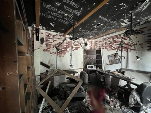 Кровавый след и выбитые окна: Появились фото изнутри взорванного луганского барбершопа