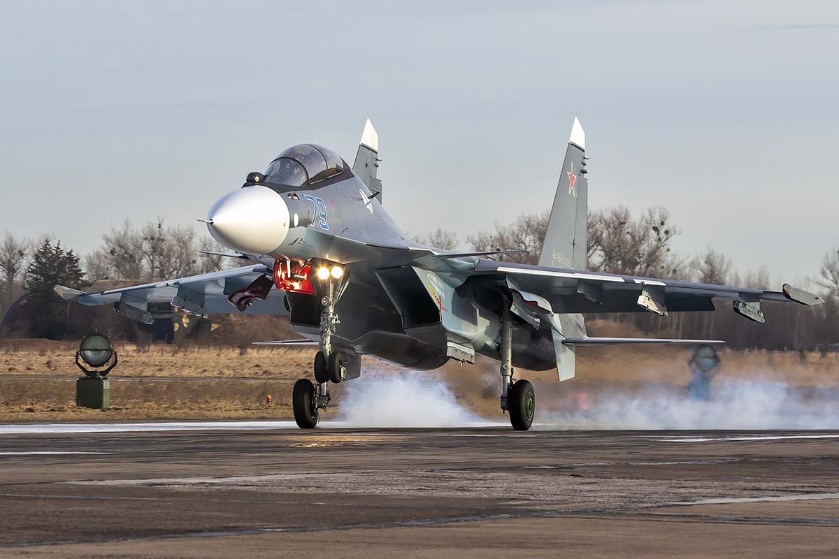 Российский Су-35 сбил украинский вертолёт Ми-8 в районе Купянска