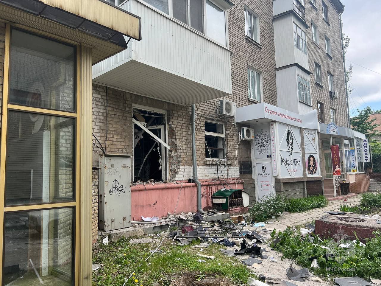Барбершоп в Луганске, где днём 15 мая прогремел взрыв. Фото © МЧС ЛНР