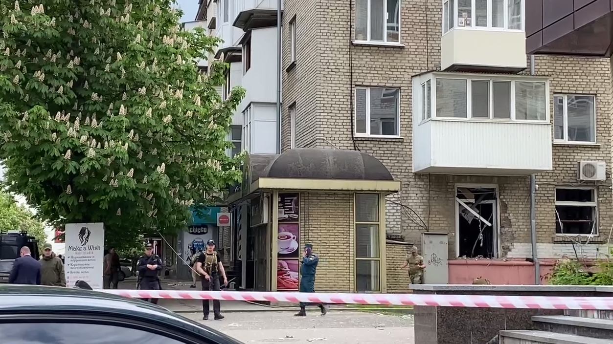Опубликовано первое видео с места взрыва в барбершопе в Луганске