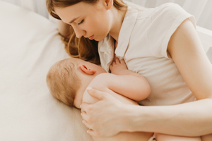 "Мёртвое" вскармливание: Какие лекарства превращают грудное молоко матери в яд для ребёнка