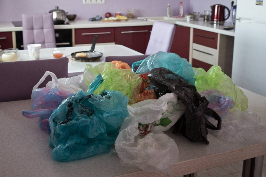 Пакет с пакетами и кухонные разговоры — одни из самых обычных привычек россиян. Фото © ТАСС / Сергей Мальгавко