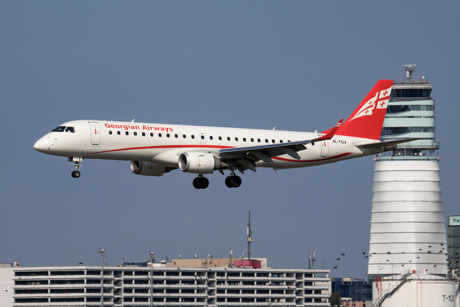 Самолет авиакомпании Georgian Airways. Обложка © Shutterstock