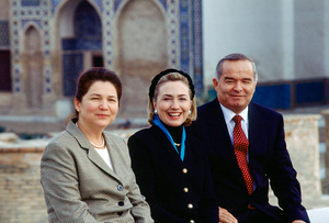 Islam Karimov (right) with his wife Tatyana Karimova (left) and Hillary Clinton (center) Samarkand, Uzbekistan, November 14, 1997.  Photo © Getty Images / David Hume Kennerly