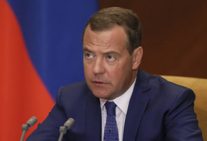 Медведев после денонсации ДОВСЕ припомнил Макрону слова о "поражении" России