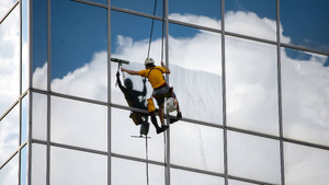 Альпинист упал с высотки в "Москве-Сити", пролетел 40 метров и чудом выжил