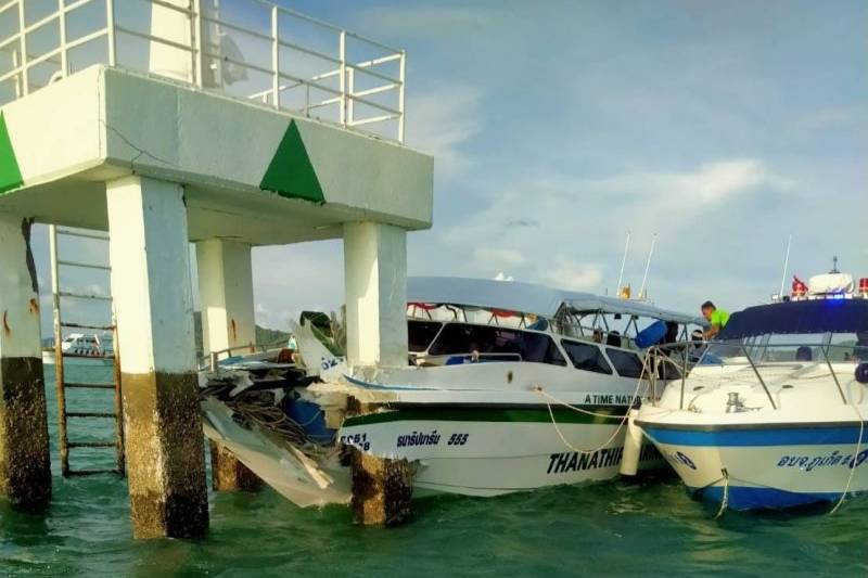 Катер с российскими туристами столкнулся с вышкой на Пхукете. Обложка © Phuket Tourist Police