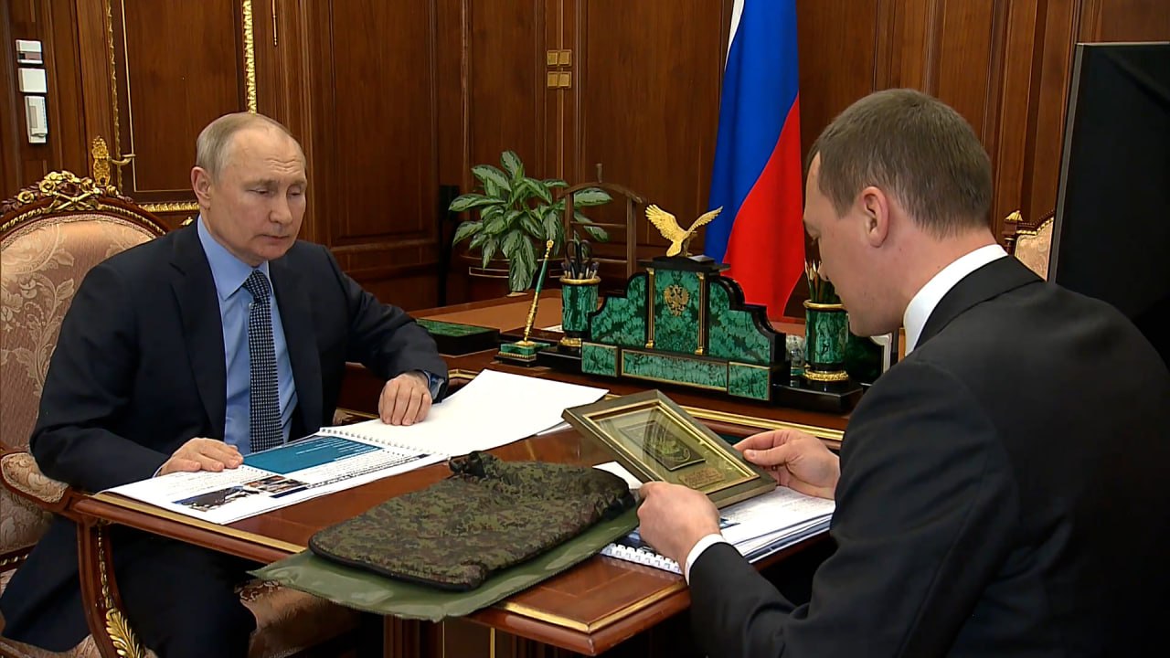 Дегтярёв подарил Путину модель багги "Ерофей" и шеврон регионального батальона