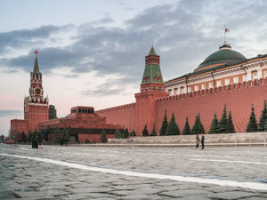 Россиянину предложили устроить провокацию с флагом Украины у Кремля взамен на блендер