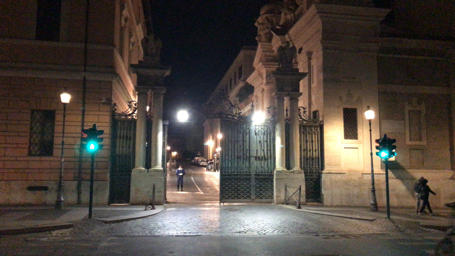 Мужчина сбил ворота Ватикана и доехал до центрального двора Апостольского дворца. Обложка © Twitter / AgenceIMEDIA