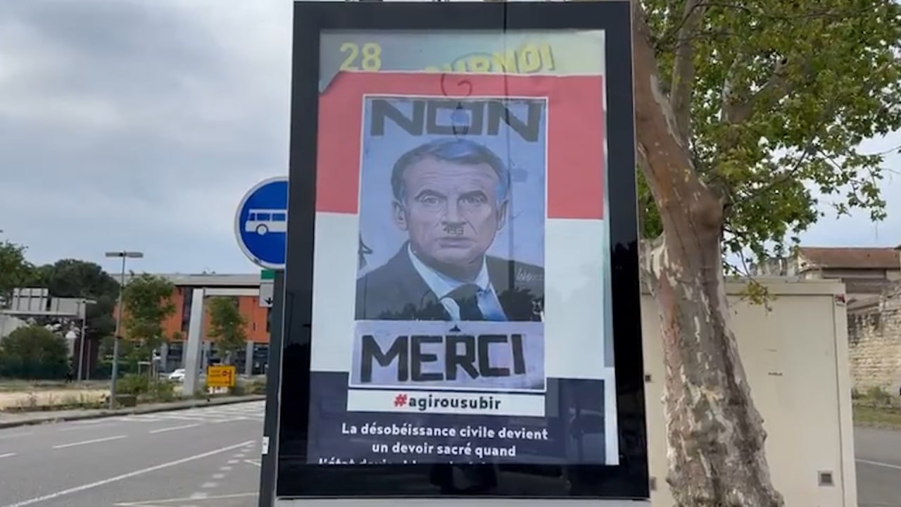 В Авиньоне развесили плакаты с изображением Макрона в виде Гитлера