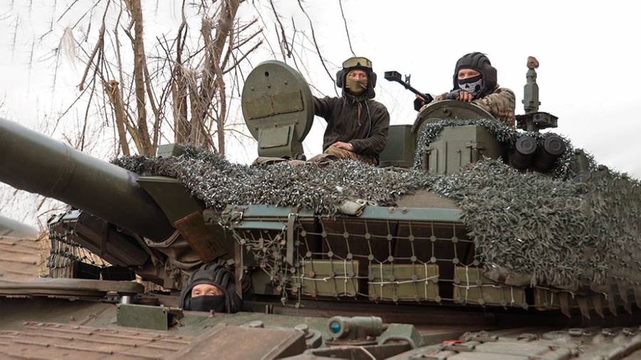 Бойцы ЧВК "Вагнер" в танке Т-90МС на освобождённой части города Артёмовска. Фото © ТАСС / Валентин Спринчак
