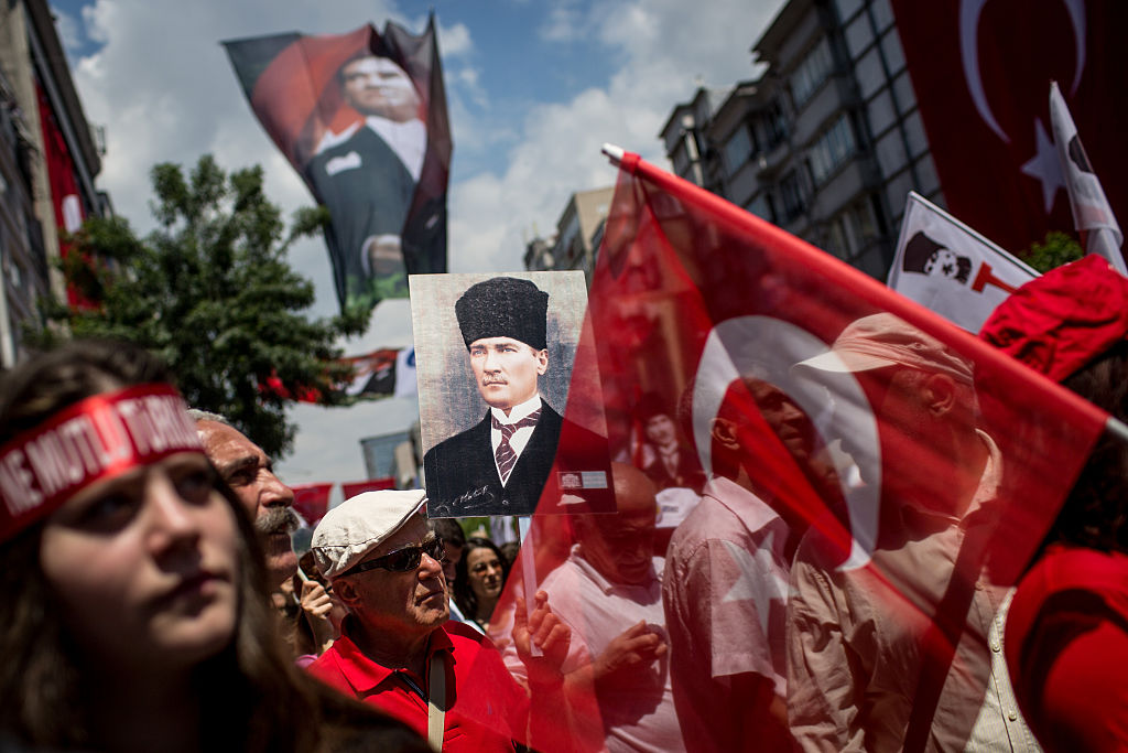 Люди участвуют в марше в честь основателя современной Турции Мустафы Кемаля Ататюрка. Фото © Getty Images / Chris McGrath