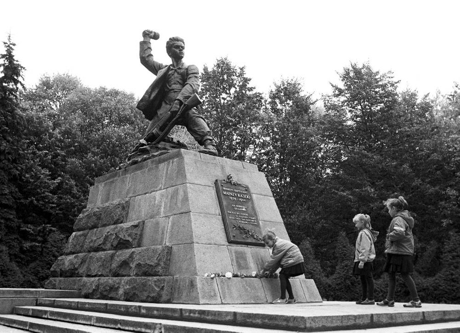 Памятник Марату Казею — советскому пионеру-герою, юному красному партизану-разведчику, Герою Советского Союза. Фото © Владимир Шуба/ ТАСС