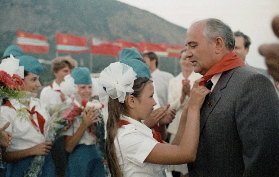 Горбачёва "посвящают" в пионеры в "Артеке" (1985). Фото © Владимир Мусаэльян/ТАСС