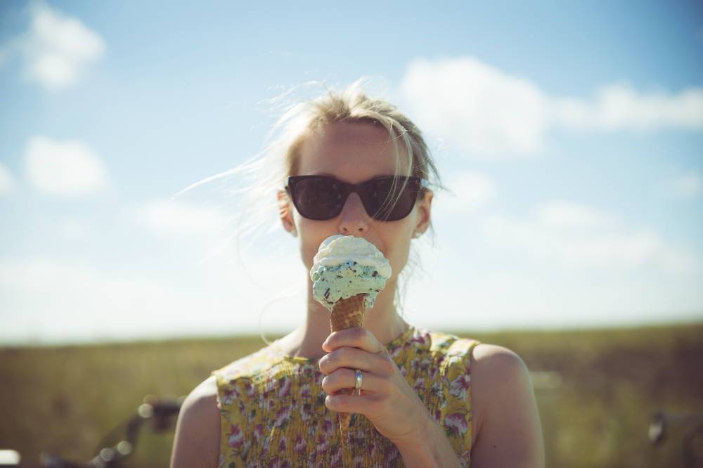 Эндокринолог рассказала, чем полезно мороженое и для кого оно опасно