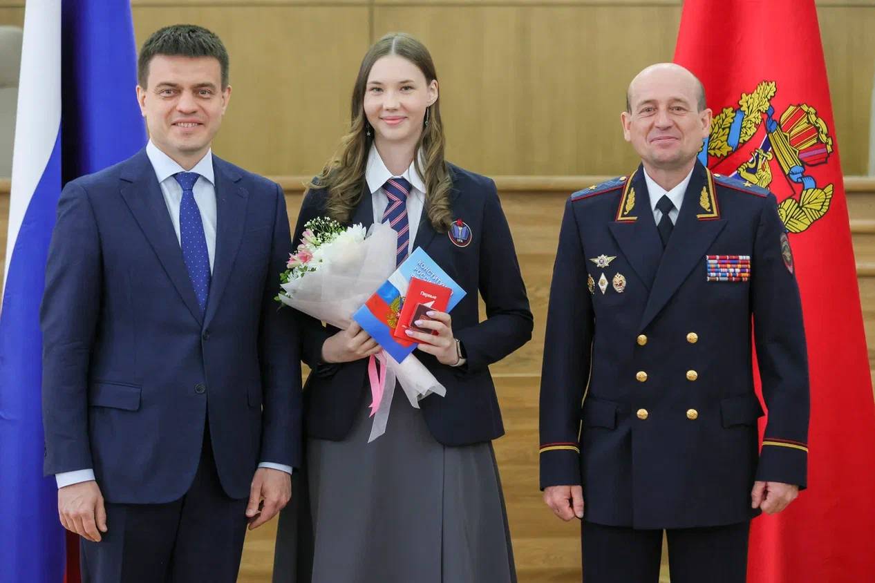 Тысячи подростков получили паспорта в рамках программы Мы граждане России!