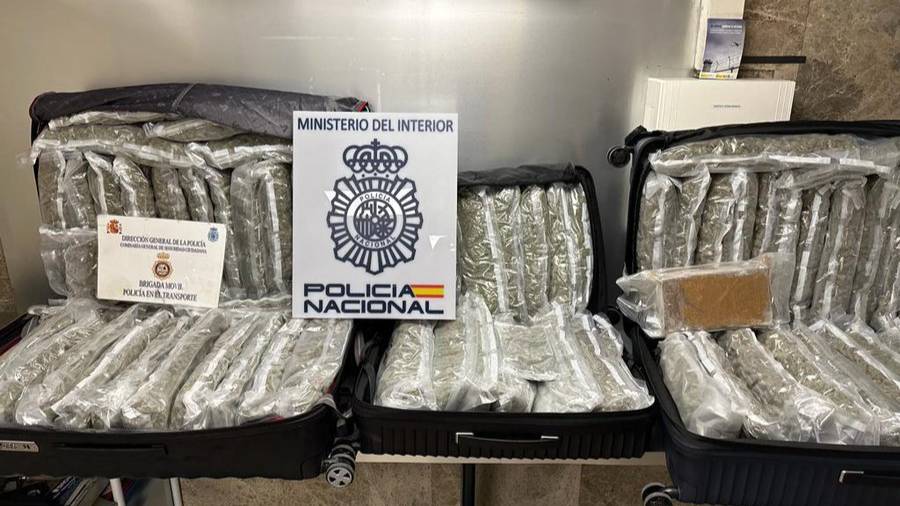 Изъятые в Испании чемоданы с наркотиками. Обложка © twitter / Policía Nacional