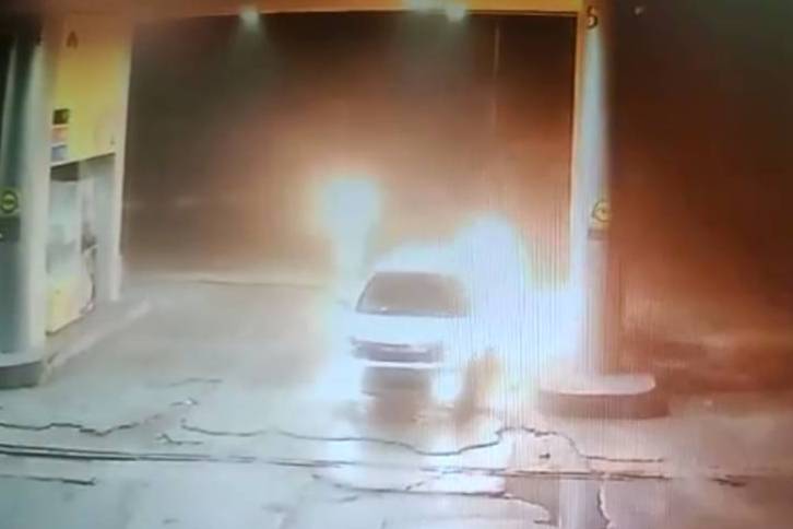 Машина подожгла своего водителя прямо во время заправки на Сахалине